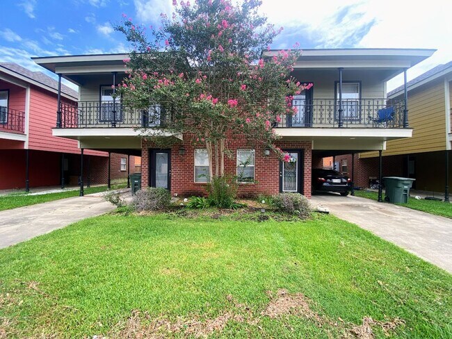 Foto del edificio - 2-Bed, 2.5-Bath Townhouse Near McNeese State University