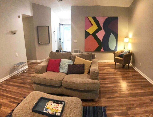 Foto del edificio - 117 Riverchase Dr
