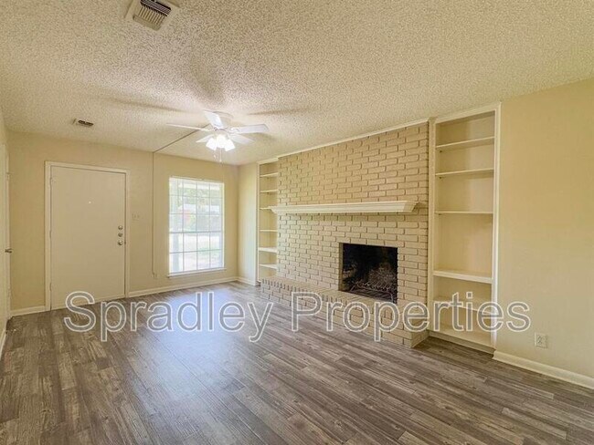 Building Photo - 4404a Briar Cliff Rd