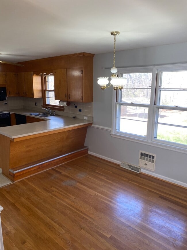 Building Photo - 242 White Pine Dr