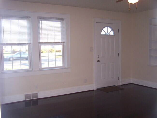Building Photo - 415 W Little Creek Rd