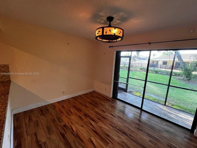 Foto del edificio - 9829 Riverside Dr
