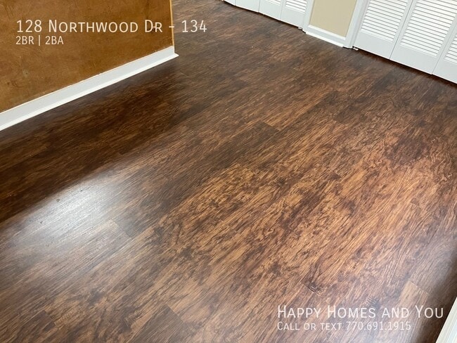 Foto del edificio - 128 Northwoods Dr