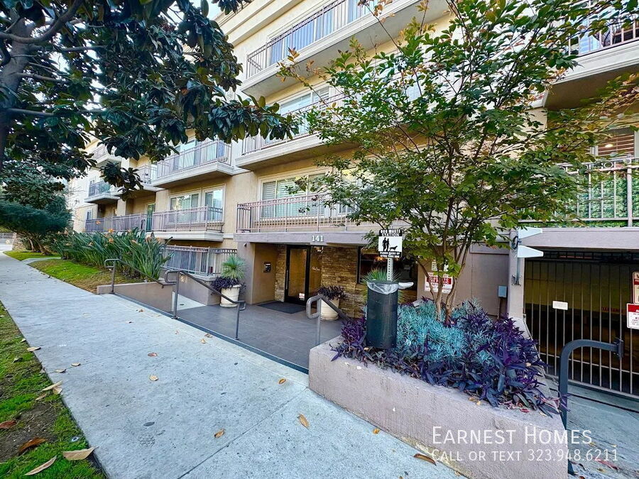 Foto principal - 141 S Clark Dr