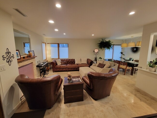 Building Photo - 1042 Rockhurst Dr