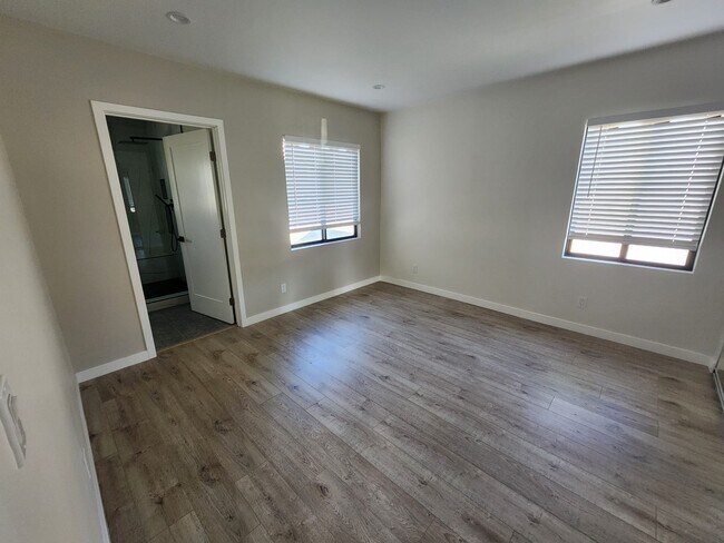 Building Photo - 9033 Lindley Ave