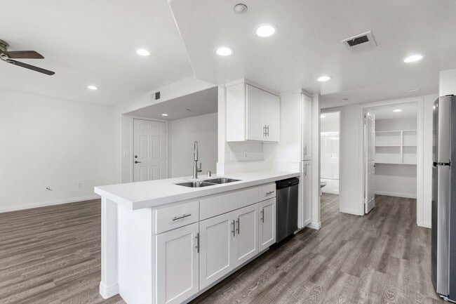 Interior Photo - Pharus Plaza