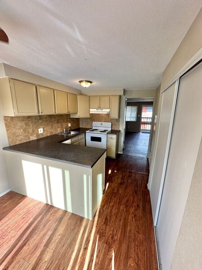 Foto del edificio - 2 Bedroom 1 Bathroom - Located At Lakewood...