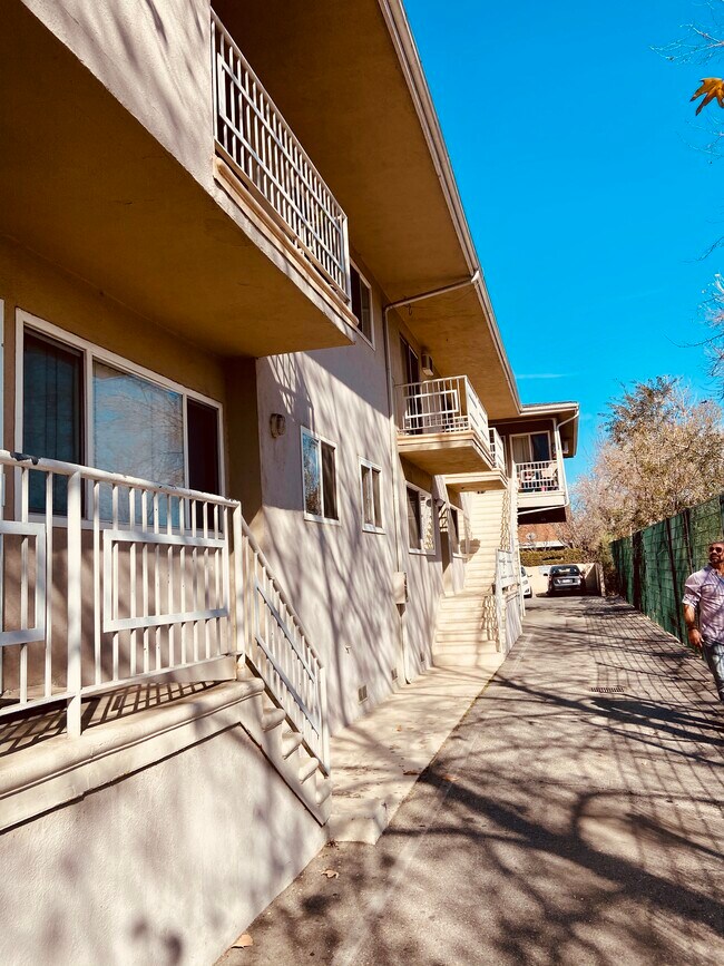 Building Photo - 12921 Oxnard St