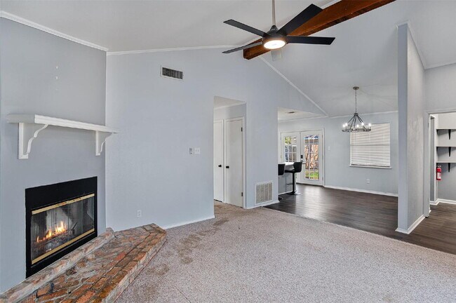 Foto del edificio - "Charming 3-Bedroom Home with Cozy Fireplace in Bossier City"