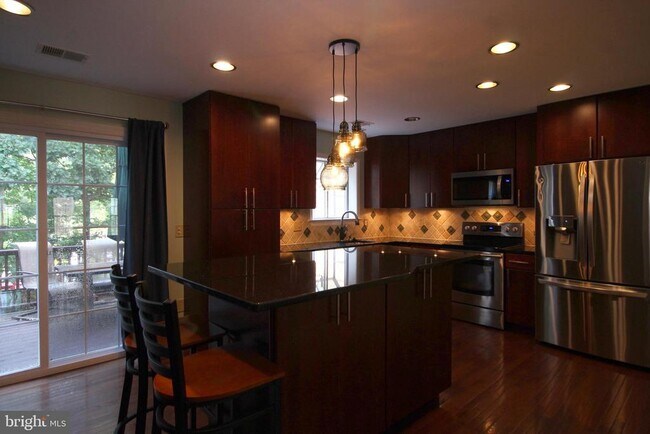Foto del edificio - 8027 Merry Oaks Ct