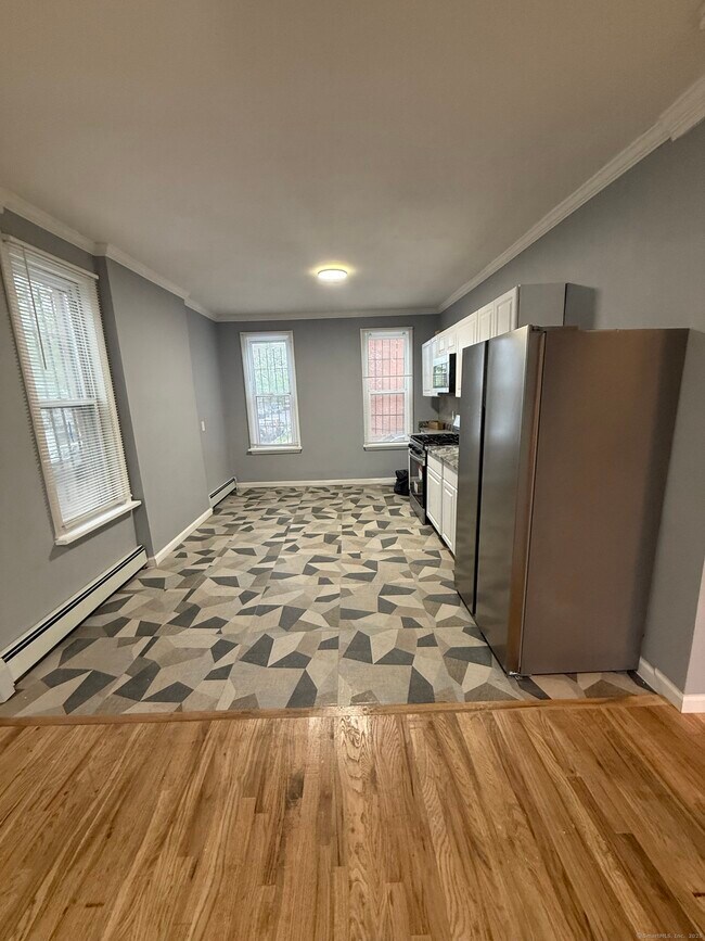 Building Photo - 386 Barnum Ave