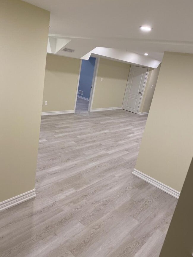 Building Photo - 409 Ambleside Dr