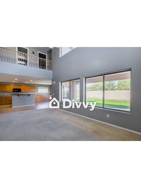 Foto del edificio - 10618 W Roanoke Ave