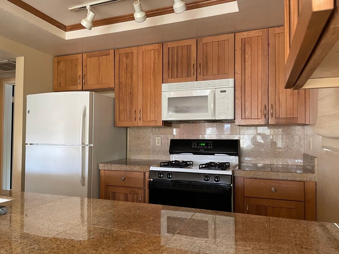 Kitchen with granite countertops - 4800 Sawyer Ave