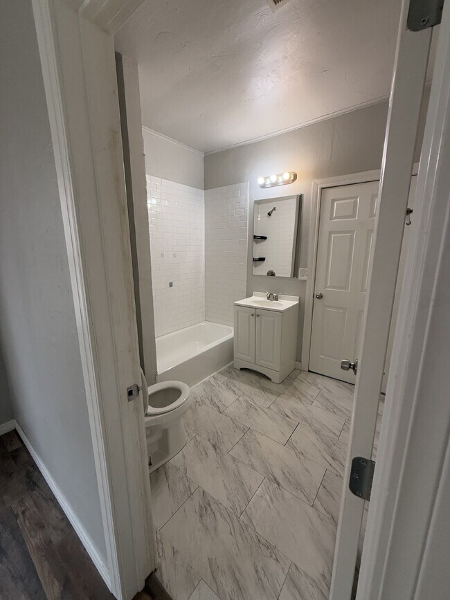 Building Photo - 2-Bedroom Home Near Downtown & OU Med