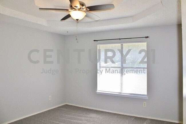 Building Photo - Well Maintained 3/2/2 Nestled on Large Lot...