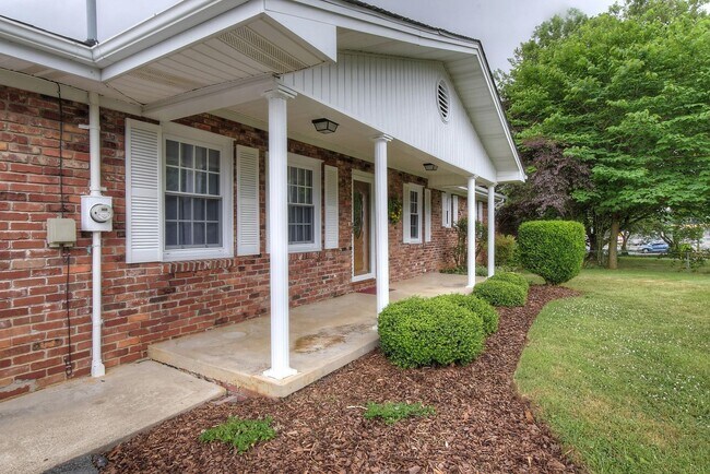 Building Photo - 2106 Knob Creek Rd