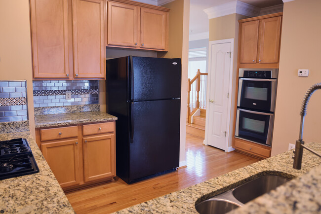 Kitchen - 4324 Talmadge Cir