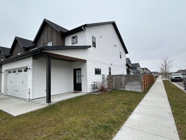 Building Photo - Beautiful Fully Furnished 3 Bed, 2.5 Bath Townhouse on Corner Lot