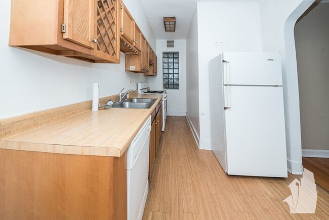 Building Photo - 645 W Buckingham Pl