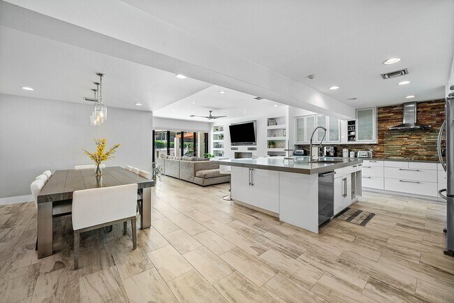 Foto del edificio - 740 NE 36th St