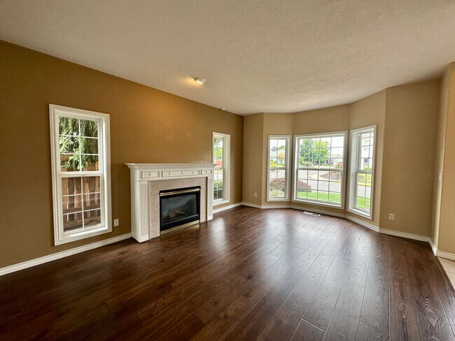 Building Photo - Beautiful 4 Bedroom 2.5 Bath Single Family...