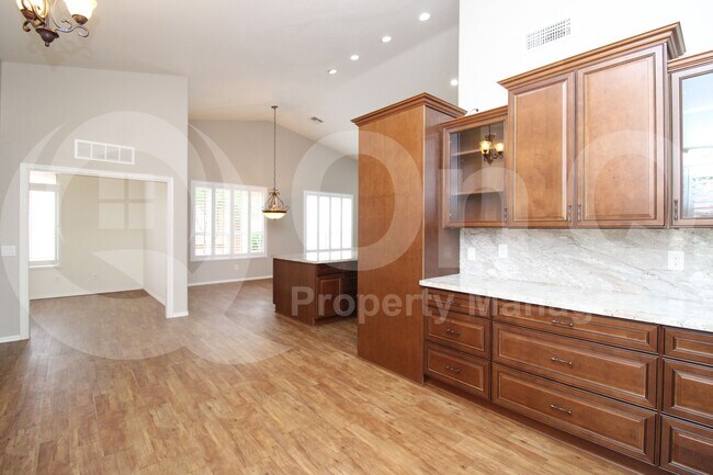 Foto del edificio - 9634 E Rocky Lake Dr