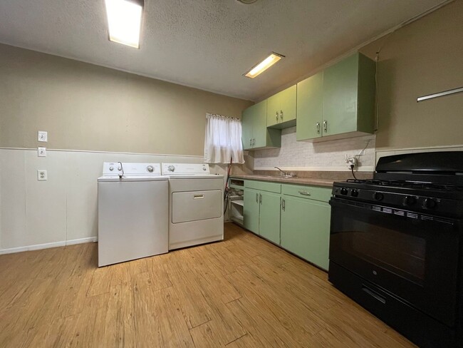 Building Photo - Cozy City Cottage – 2-Bed, 1-Bath Retreat