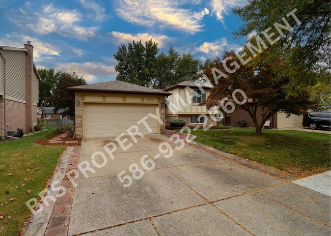 Building Photo - Troy 4 bedroom home with basement and atta...