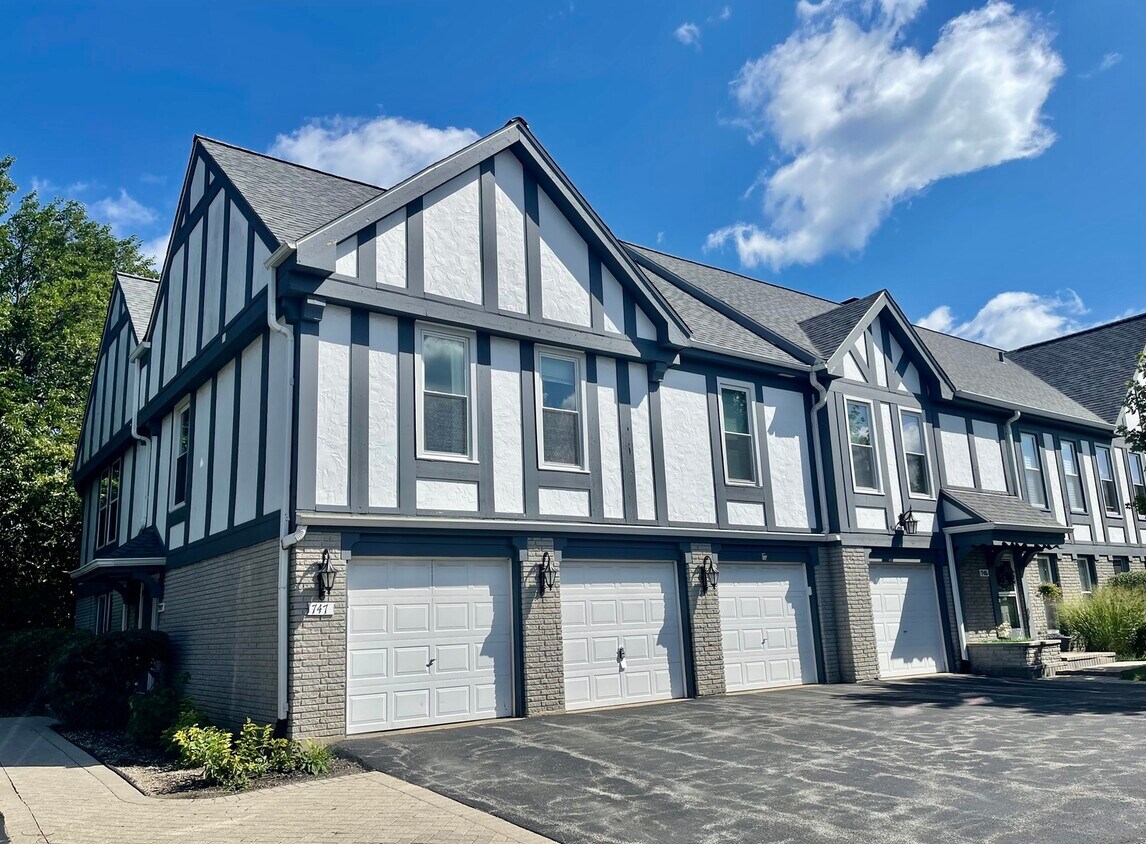 747 Garfield Ave Unit B, Libertyville, IL 60048 Condo for Rent in