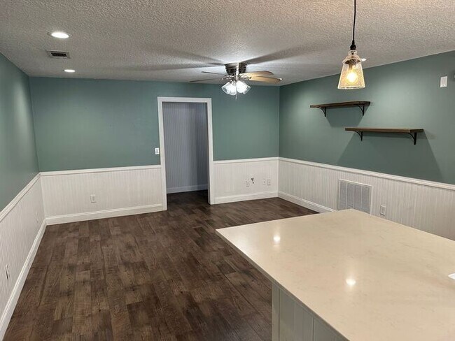 Building Photo - Stunning 3-bedroom, 2-bathroom home in the...