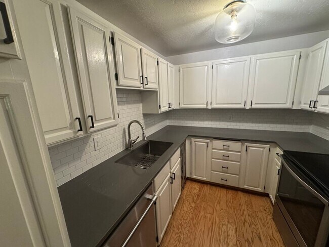Building Photo - 1Bd/1Ba Lake Forest Park Condo