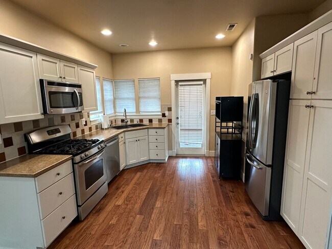 Foto del edificio - Vaulted Ceilings & Loft – Charming 3 Bedroom Home