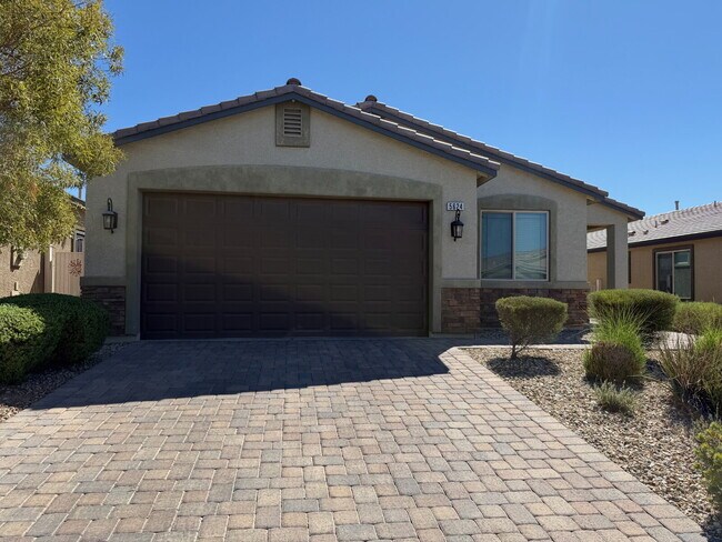 Foto del edificio - Single-Story 4-Bedroom Home with Open Living Space and 2-Car Garage