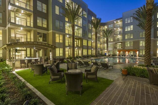 Foto del edificio - 70 E Briar Hollow Ln