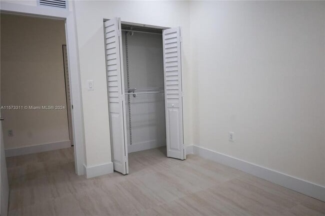 Building Photo - 3 bedroom in Miami FL 33142