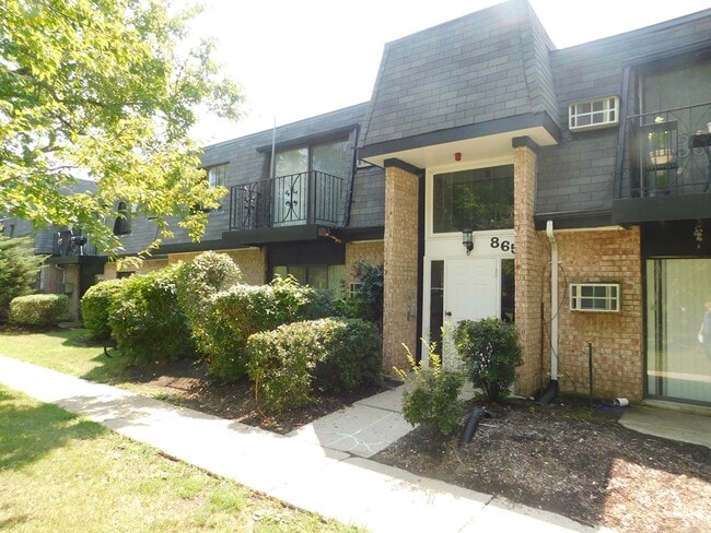 Building Photo - 865 Westmoreland Dr