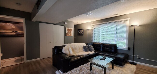 Foto del edificio - Maplewood Hills 2 Bedroom End Unit Townhome