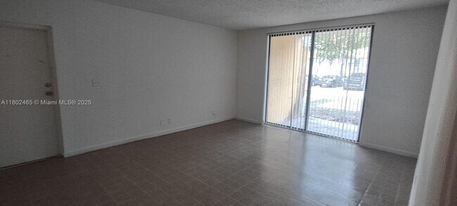 Foto del edificio - 4009 N University Dr