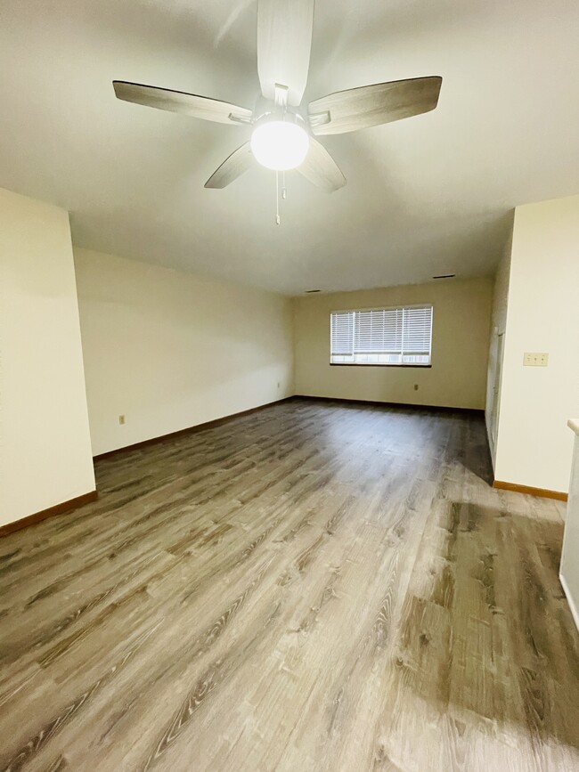 Building Photo - 1012 Riverbend Dr