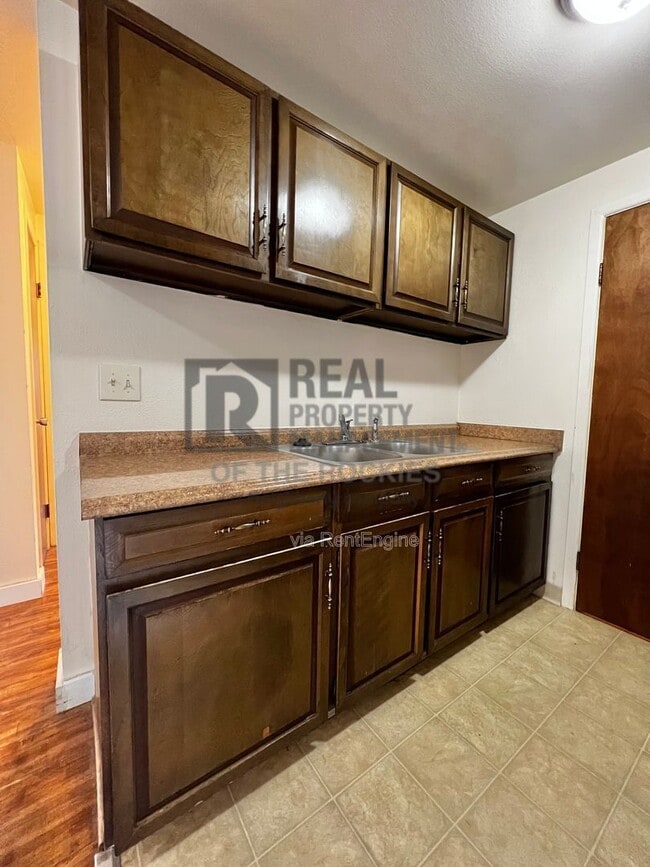 Building Photo - 1005 Robertson St