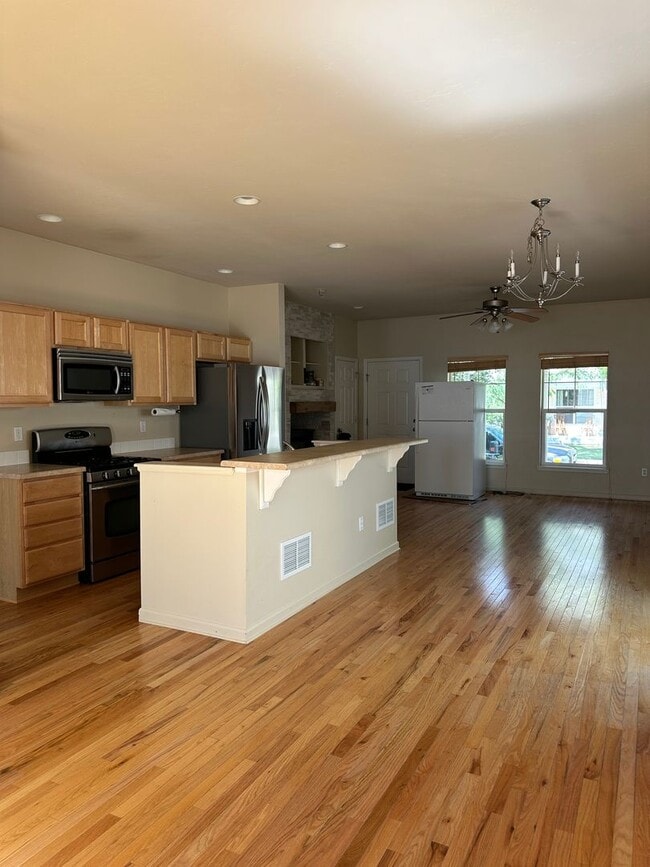 Building Photo - 2 Bedroom 2.5 Bath with 2 Car Garage
