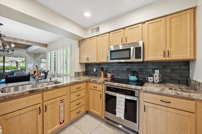 Foto del edificio - 343 Forest Hills Dr