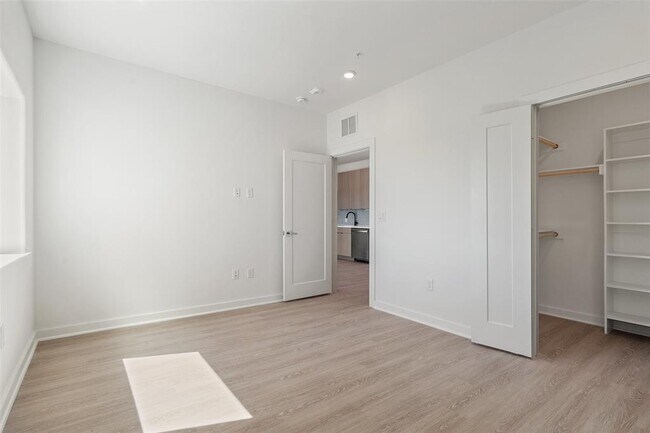 Foto del edificio - 4802 S Congress Ave