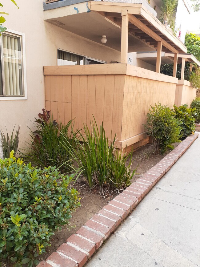 Building Photo - 14015 Oxnard St
