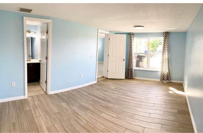 Building Photo - 305 S Lakewood Dr