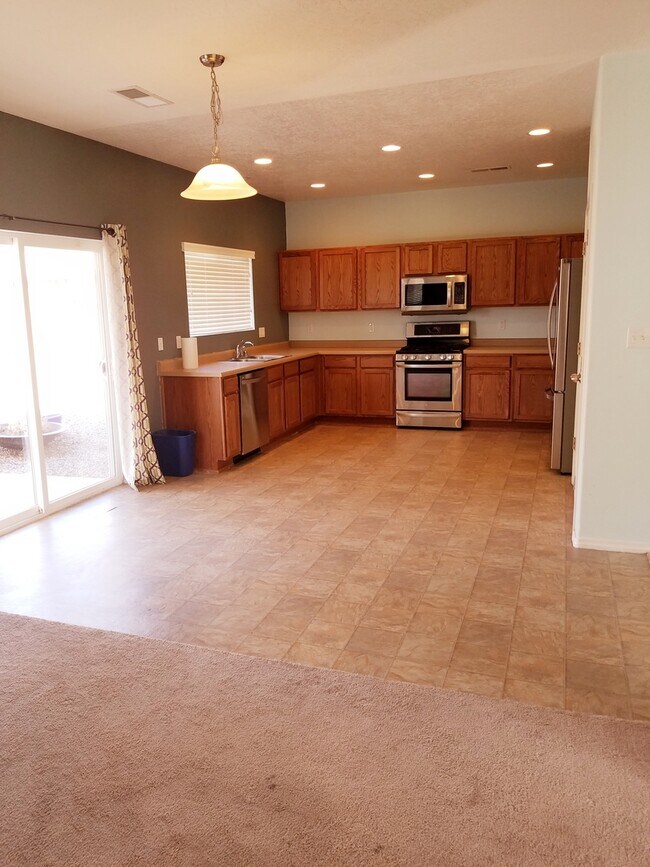 Foto del edificio - Lovely 2900 sq ft 4 bedroom 3 1/2 bath hom...