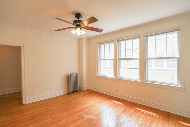 Building Photo - 4415 N Greenview Ave