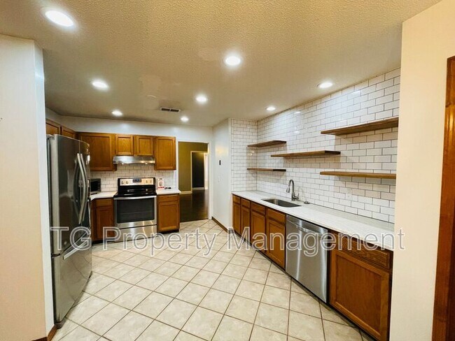 Foto del edificio - 4112 Hollister Pl